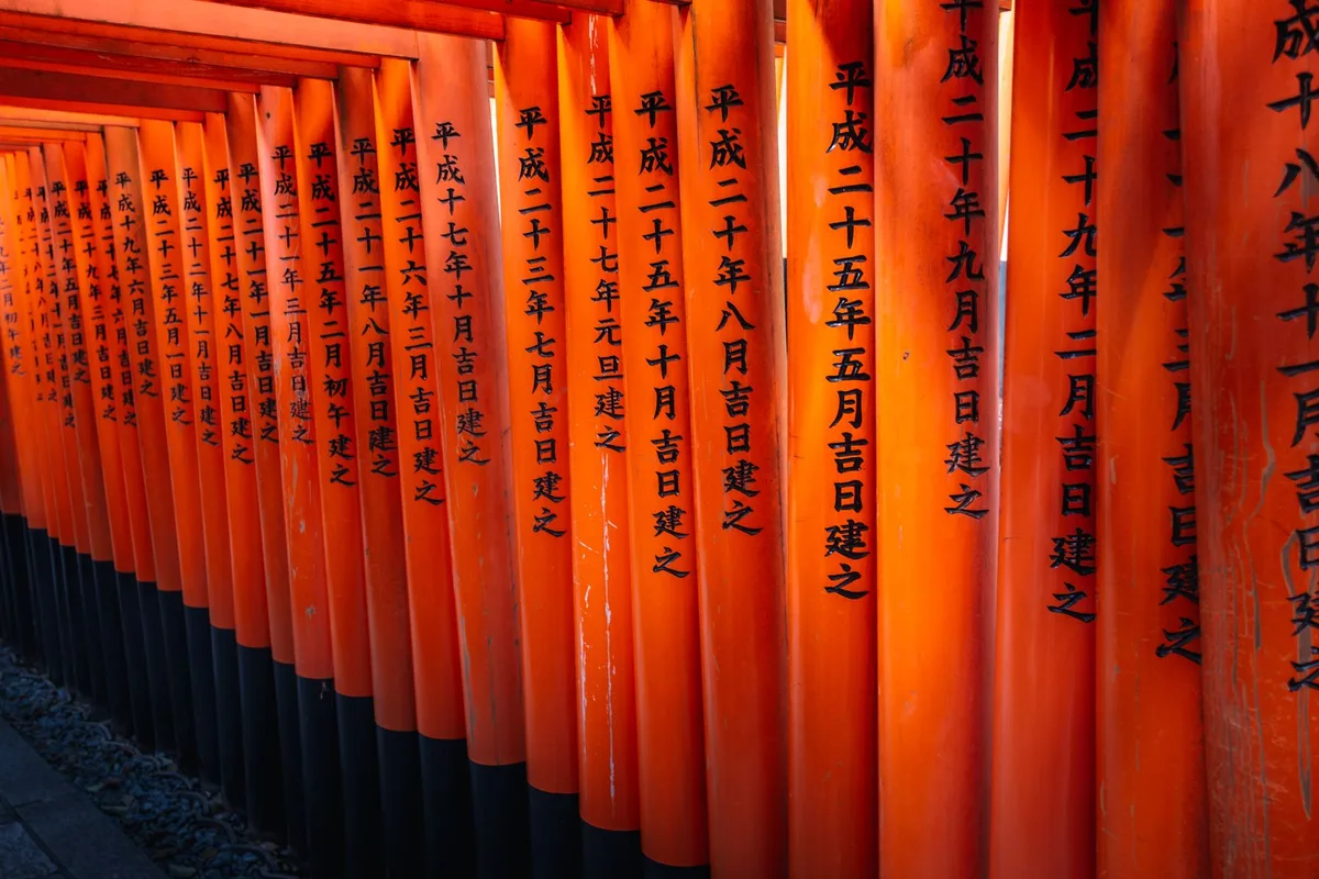Reihen zinnoberroter Torii bilden einen Tunnel am Fushimi Inari Taisha