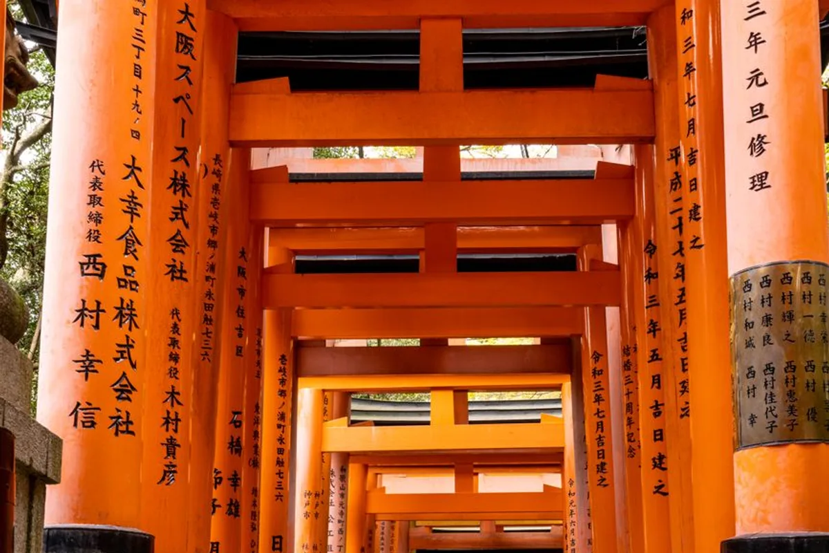 Ein Pfad, gesäumt von Tausenden roter Torii-Tore beim Fushimi-Inari-Taisha