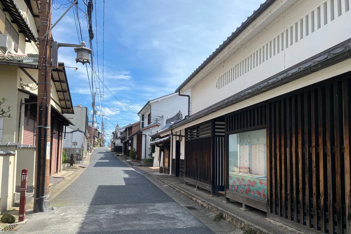 Eine traditionelle, mit Machiya-Häusern gesäumte Straße in Gion, Kyoto, in der Abenddämmerung