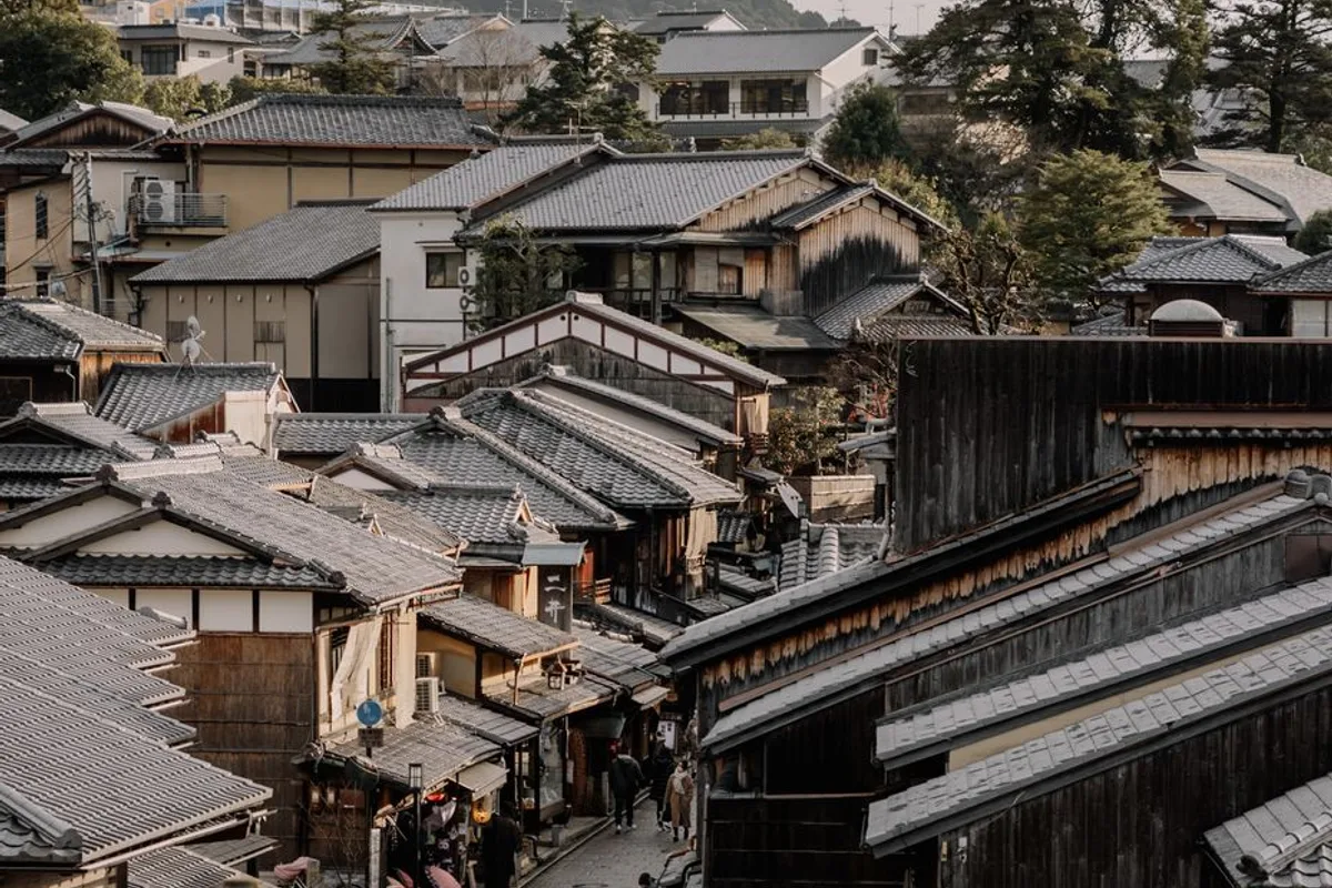 Die abschüssige, von Geschäften gesäumte Sannenzaka-Gasse in Higashiyama, Kyoto