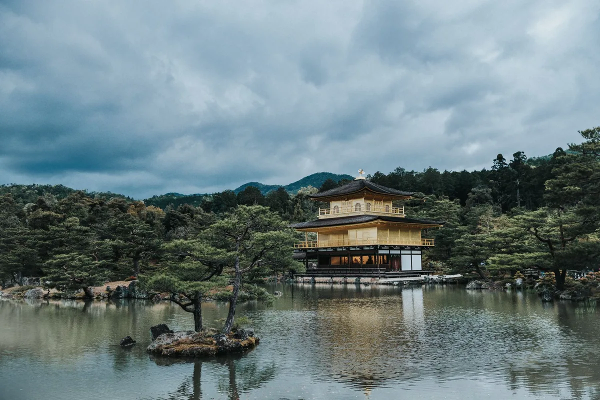 Der goldbeblättrte Kinkaku-ji-Pavillon spiegelt sich in seinem Gartenteich
